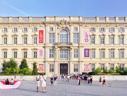 Blick auf die Nordfassade und das Portal 4
