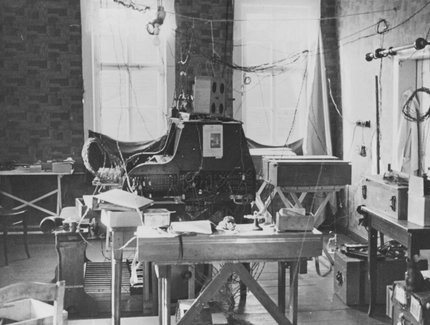 Werkstatt Jörg Magers mit einem der ersten elektronischen Musikinstrumenten: dem Partiturophon