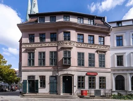 Das Knoblauchhaus gehört zu den wenigen erhaltenen bürgerlichen Häusern des 18. Jahrhunderts in Berlins Mitte. Viele Jahre lang war es ein Treffpunkt für Familienfeste und ein Ort gesellschaftlicher Aktivitäten.