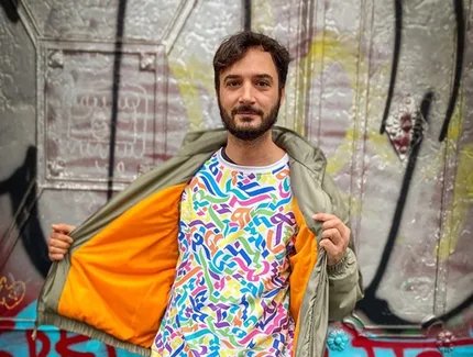 Daniel Arab ist Grafiker und Kalligrafie-Künstler aus Berlin.