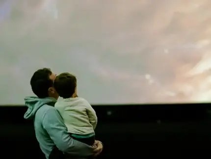 Mann mit Kind im Zeiss-Großplanetarium