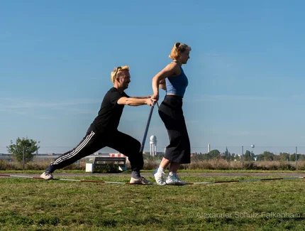 Die Trainer:innen bringen euch Tricks bei in dem Training für Alle Level.