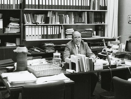Hans-Peter Reinecke in seinem Büro in der Stauffenbergstraße 14, 1984