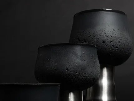 Samuel Fiedler, Trinkgefäße „Artefakte des Widerstands“, 2026, Porzellan und Metall