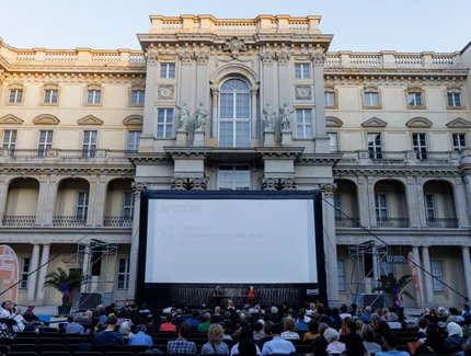 Blick auf Box Office Around the World im Schlüterhof