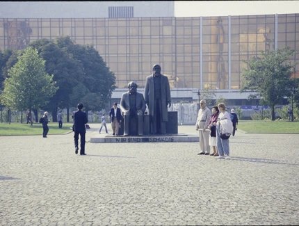 Marx-Engels-Forum, im Hintergrund der Palast der Republik, 1990/92
