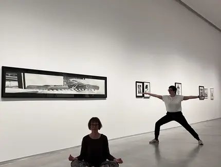 Yoga in der Ausstellung „Marc Brandenburg. 20th Century Debris“