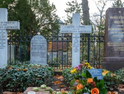 EHRENGRÄBER AUF DEM FRIEDHOF DREIFALTIGKEIT VOR DEM HALLESCHEN TOR MIT DEM BLUMENSCHMUCK ZUM TODESTAG DES KOMPONISTEN FMB: VON RECHTS ZU SEHEN SIND DIE GRABSTEINE FANNY HENSELS, IHRES BRUDERS FELIX, DESSEN FRÜH VERSTORBENEN SOHNES FELIX UND DER NI...