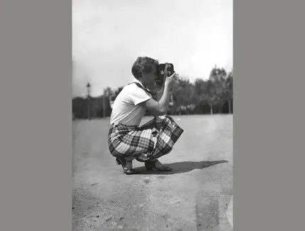 Ella Bergmann-Michel mit ihrer Kinamo-Filmkamera, 1932
