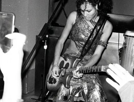 Portrait of the Nigerian-Austrian musician Uche Yara during a performance