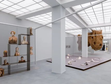 [ materialistin ]. Matter of Care, Care of Matter, Ausstellungsansicht, , abgebildet Werke von: Laura Eckert, Sophie Uchman, Agnes Lammert, Elisabeth Howey, Enne Haehnle, Theresa Rothe