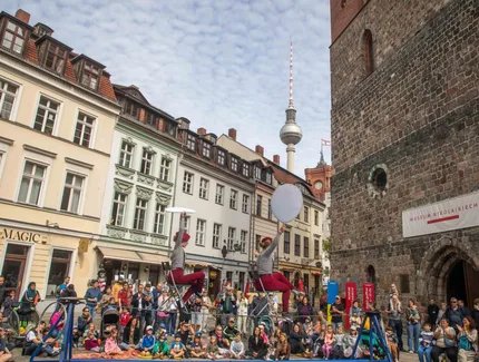 Der Wanderzirkus CABUWAZI bringt die Besucher:innen des Nikolaiviertels zum Staunen.