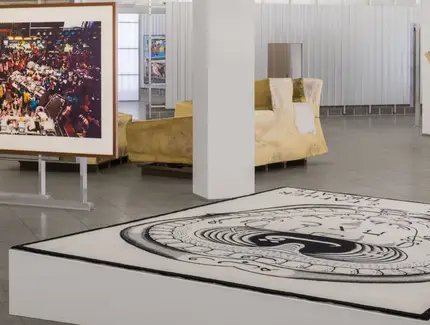 Ausstellungsansicht „Tausendmal Berlin. Die Sammlung Hamburger Bahnhof – Nationalgalerie der Gegenwart“, Hamburger Bahnhof – Nationalgalerie der Gegenwart, 12.06.2026 bis auf Weiteres, Abgebildet: Andreas Gursky, Singapore Stock Exchange I, 1997; ...
