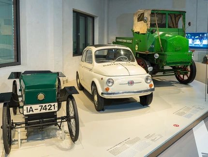 Schon zu Beginn des 20. Jahrhunderts wurden Elektro-Fahrzeuge gebaut. Die von AEG und Siemens produzierten Akkumulatoren, waren jedoch noch nicht ausgereift und sehr schwer.