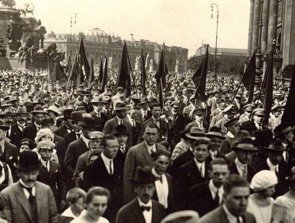 Aufmarsch des Reichsbanners am 10.08.1924 vor dem Berliner Schloss, Bild RB 2297