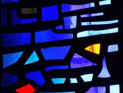 Detail eines bunten Mosaikglasfensters