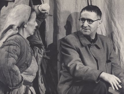 Helene Weigel und Bertolt Brecht bei Proben zu Brechts Mutter Courage und ihre Kinder, 1951, Akademie der Künste, Berlin, Bertolt-Brecht-Archiv