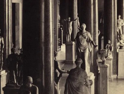 Historische Aufnahme der Antikensammlung im Alten Museum, mit der Statue der Artemis Colonna, ca. 1906/1907