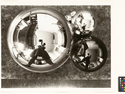 Marianne Brandt, Selbstporträt mit Kamera im Atelier in der Kugel gespiegelt, Bauhaus Dessau, um 1928–1929, Bauhaus-Archiv Berlin
