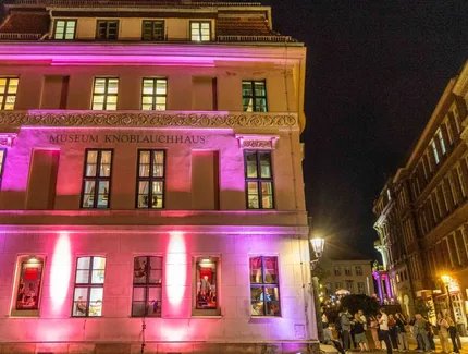 In der Langen Nacht der Museen erwartet dich im historischen Knoblauchhaus ein kriminalistisches Programm mit Führungen und Musik.