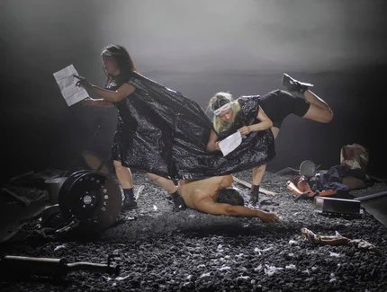Aufführung des Stücks "Luftmasse" von Paper Tiger Theater Studio beim Theater der Welt Festival in Chemnitz