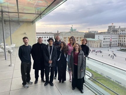 Alfred-Döblin-Stipendiat*innen 2026: Stefan Hornbach, Markus Liske, Hieu Hoang, Tim Staffel, Heike Andra Joeckle, Tia Morgen, Valeska Marina Stach, Anna Kücking (v.l.n.r.)