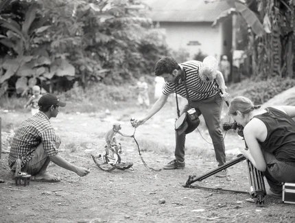Das Kollektiv OJOBOCA beim Dreh ihres Films The Masked Monkeys, 2015, in Indonesien © OJOBOCA