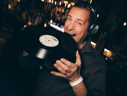 Dine & Dance mit DJ BVinyl
