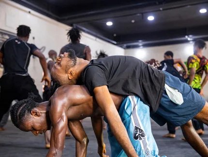 Probe der Performance „Lagos is a R.A.V.E.“ von Qudus Onikeku