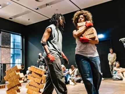 Aufführung des Stücks "ON MY WAY HOME" von Reinaldo Reibeiro und Lucia Oiro