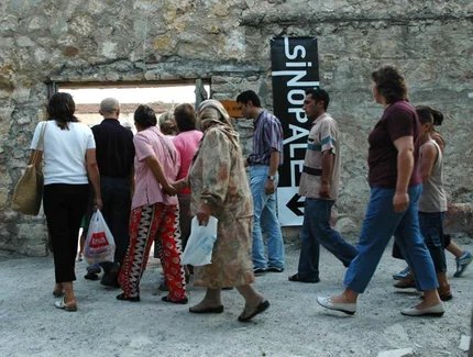 Einwohner:innen von Sinop besuchen Sinopale im historischen Gefängnis von Sinop, 2006