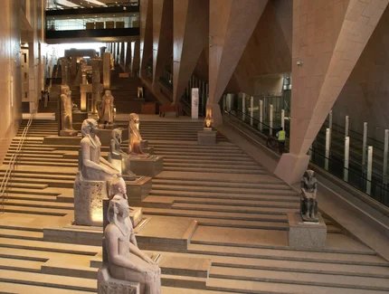 Blick auf den großen Treppenaufgang des GEM (Grand Egyptian Museum) mit monumentalen Königsstatuen und Tempelarchitektur