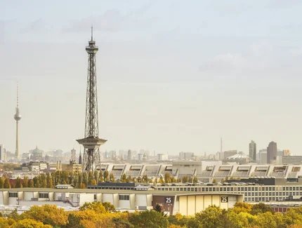 Funkturm mit Berliner Skykline und Fernsehturm im Hintergrund
