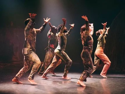 Aufführung "Combat des lianes" von Zora Snake im Théâtre National Wallonie-Bruxelles (Premiere September 2025)