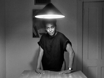Ohne Titel (Frau, die allein steht), 1990; aus der Serie Kitchen Table Series