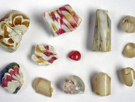 Johann Kunckel, Fragmente aus der Glasperlenproduktion, 1685–1688, farbiges Glas, Pfaueninsel, Kunckelkabinett in der Meierei, Dauerleihgabe des Museums für Vor- und Frühgeschichte