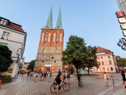 Im Herzen von Alt-Berlin: das Nikolaiviertel mit der Nikolaikirche und dem Knoblauchhaus