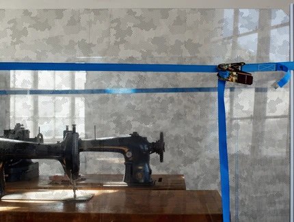 Ausstellungsansicht „Maschinen dröhnen, Nadel schleppt den Faden, scharfes Messer glänzt, schneidet entzwei und sticht“, Dominique Hurth, Mahn- und Gedenkstätte Ravensbrück, 2025