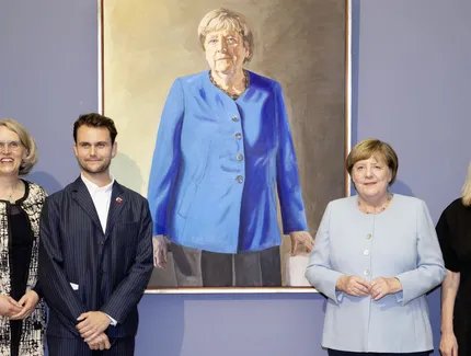 (v. l. n. r.) Antje Scherner, Direktorin der Skulpturensammlung und Museum für Byzantinische Kunst, Jérémie Queyras, Künstler, Bundeskanzlerin a.D. Angela Merkel, und Marion Ackermann, Präsidentin der Stiftung Preußischer Kulturbesitz, vor dem Por...