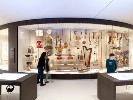 Ausstellungsansicht des Moduls "Klänge der Welt. Erforschung des organisierten Klanges" des Ethnologischen Museums