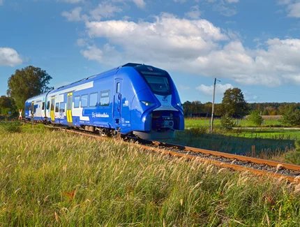 Blauer Wasserstoffzug der Reihe Mireo Plus H auf der Heidekrautbahn