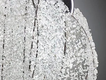 Brigitte Jennen, Mut zur Tasche (Detailansicht), 2026, Glas, Draht, Kupfer, Stofftaschentücher, Glasperlen, Stoßstange