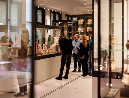 Besucher*innen einer Führung im Bereich "Grafische Kommunikationssysteme in Mesoamerika" des Ethnologischen Museums