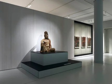 Bild 1: Bodhisattva Avalokiteshvara in Wasser-Mond-Pose (China, Song Dynastie, 960 - 1279) im Modul "Kunst und Kult. Sakrale Kunst in China und Japan" des Museums für Asiatische Kunst im Humboldt Forum