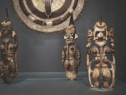 Zweigeschlechtliche Darstellung der Figur eines Ahnengeistes aus Papua-Neuguinea
