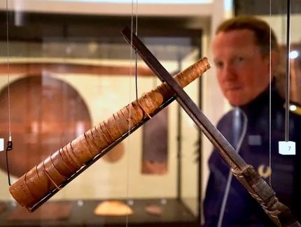 Besucher vor einer Vitrine mit Zigarrenhalter und Zigarre im Ethnologischen Museum