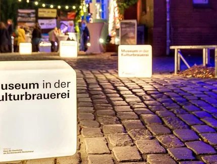 Der Eingangsbereich des Museums bei Nacht.