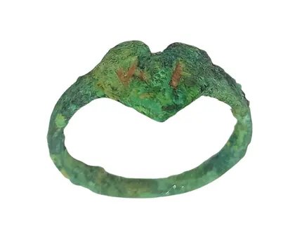 Kupferner Ring mit einem Herz und Initialen aus dem Zwangsarbeitslager Berlin-Köpenick