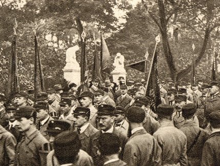 Die Einweihung des Portals zum Friedhof der Märzgefallenen, Fotografie: John Graudenz /Transatlantic, Illustrierte Reichsbannerzeitung, 24.10.1925