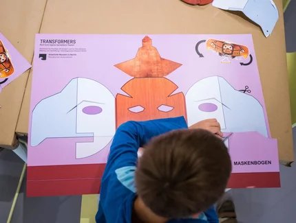 Workshop "Transformers - baut Eure eigene wandelbare Maske!" im Rahmen der Ostflügeleröffnung